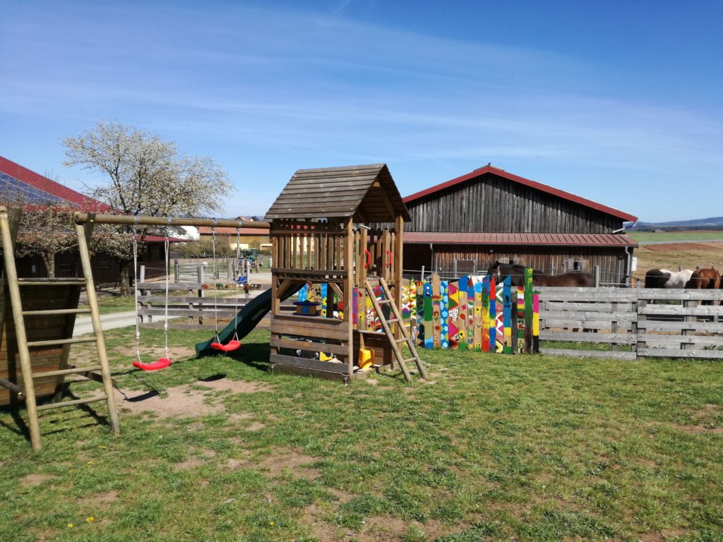 Spielplatz mit Blick auf Pferde